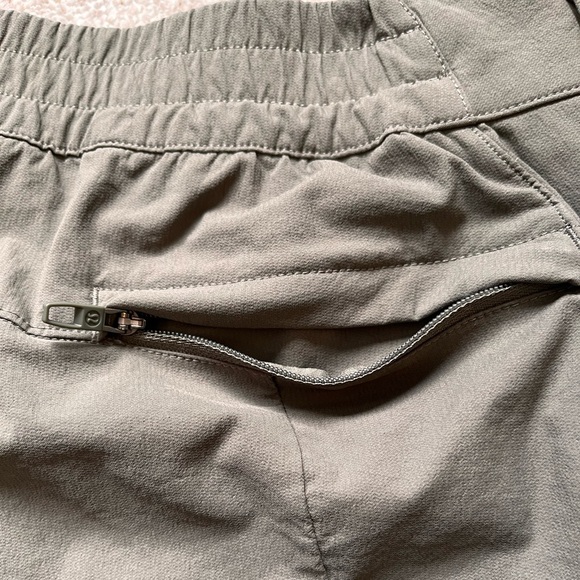 Mens Lululemon 8” Utility Cargo Shorts Size 38 - Picture 8 of 13